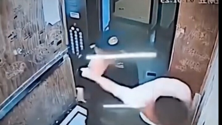 حارس الأمن: "راتبي 180 ألف يوان"
