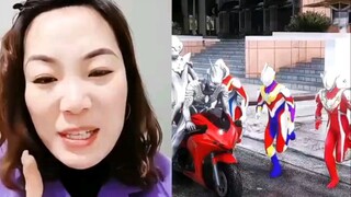 Ultraman lại bị hóa đá.