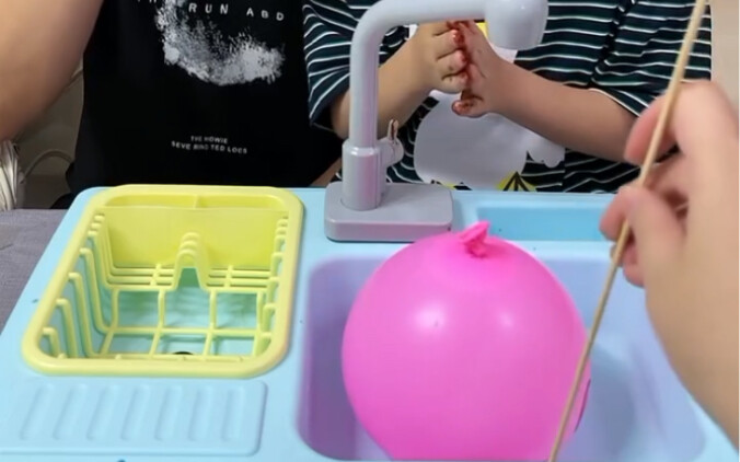 Chúng ta xem xem bạn nhỏ cần bao nhiêu lần mới có thể làm vỡ quả bóng nước này