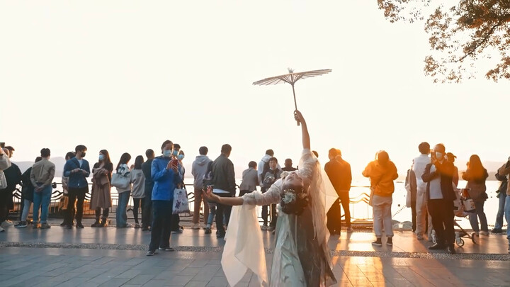 بعد الانتهاء من العمل، ارتجلنا عملاً آخر. سمعتُ أن هذه رحلةٌ متبادلة بين التصوير والرقص! تصوير: هي ش