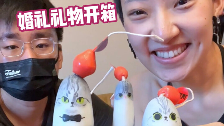 Buka hadiah pernikahan bareng Eric! So sweet banget!