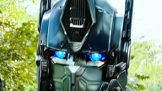 终于来了，新版擎天柱是真的帅