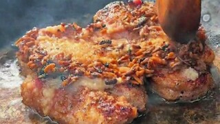 تفاح مشوي مع برازق لحم خنزير مقلي