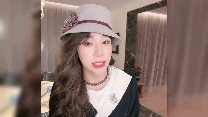 家俊模仿兰姐真的是模仿到精髓了，和兰姐一起在线打碟快乐无极限