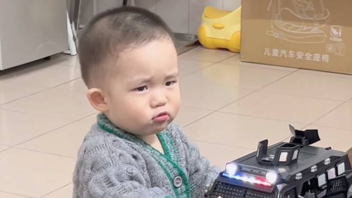 Sau khi món quà bác mua được mẹ ghi lại…