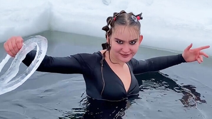 Wanita Rusia penuh keinginan untuk menang dan kalah! (Berenang musim dingin itu berbahaya, mohon jan