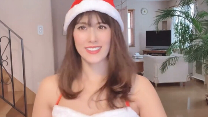 Dì 50 tuổi cosplay ông già Noel, siêu đáng yêu, nhìn là thấy buồn cười luôn!