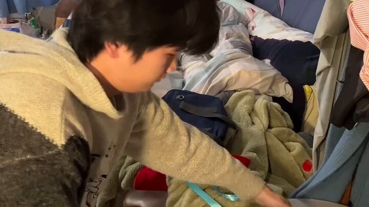 Chúc mừng sinh nhật người bán báo mà tôi đã theo đuổi suốt 4 năm qua! Người quản lý cửa hàng trong "