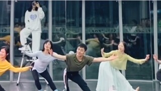 [Bai Xiaobai] Super happy "Tsering Lasso" choreography mirror practice room