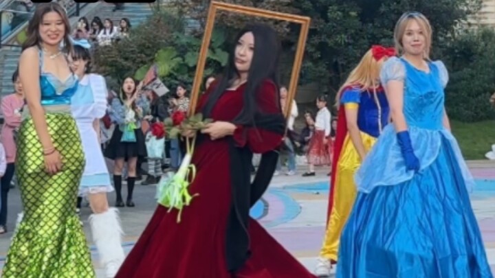 What is the level of dancing the princess version of Bad Alive at the entrance of V Showcase and bei