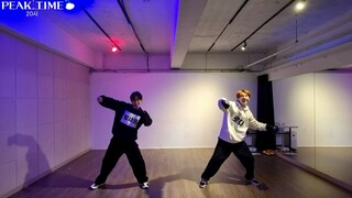 ساعة الذروة 20:00 مونت 2 ظهرًا "هل جننت؟" غرفة التدريب قلم على شكل بقرة حي