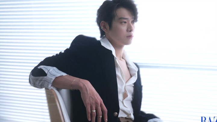 Daddy! My destined Daddy! As soon as Meng Yanchen in a suit caught his eye, his eyes nearly popped o