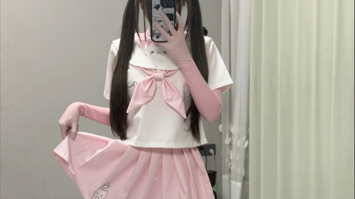 Baju karet berwarna merah muda, sungguh... imut'