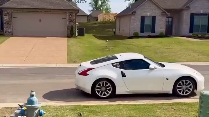 สหรัฐอเมริกา: บนรถมีผึ้งรวมตัวกันนับสิบล้านตัว ถ้าขับด้วยความเร็วเท่าไรจึงจะสลัดพวกมันออกได้?