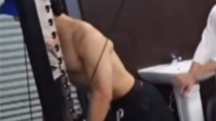 Cô gái Klaa thật có phước, Kim Min Kyu cuối cùng cũng cởi áo rồi!