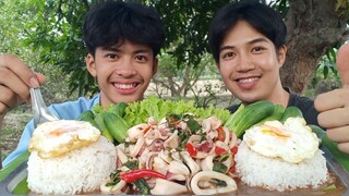 ข้าวกระเพราหมึก และไข่ดาวพร้อมผักแตง กินข้าวด้วยกันครับ.