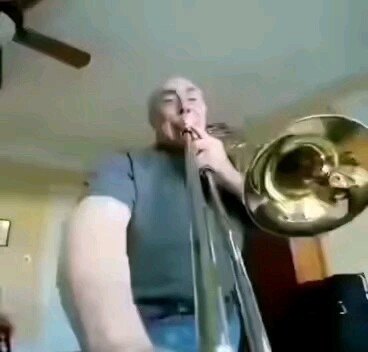 عندما تثبت الكاميرا على البوق، لكن مع مؤثرات جون سينا الصوتية