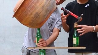 Cha và con trai đã cùng nhau sử dụng ba chai thủy tinh để đỡ một thùng lớn!!!