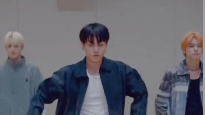 【Choi Yeonjun】231103 Nhảy quá đẹp trai luôn, thử thách Standing Next To You cùng anh trai ruột Jeon 