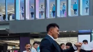 Hôm nay tôi rất vui, tôi cảm thấy tự tin. Bạn bè của tôi từ chối nỗi sợ hãi xã hội #hướng nội #sự rụ