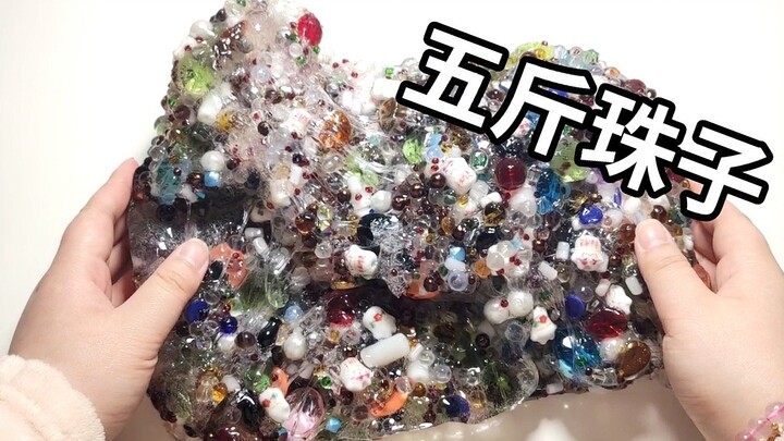 Năm cân hạt cườm đã được gỡ hết, mất bốn tiếng rưỡi.