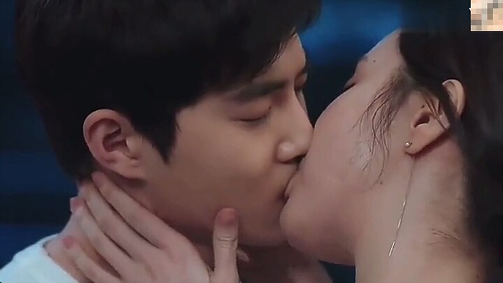 [Longing kiss] ฉันจะค้างคืนที่นี่คืนนี้ ผู้หญิงคนนี้กระตือรือร้นมากที่จะขอจูบ