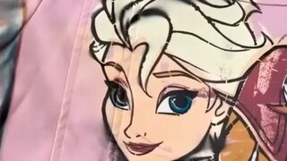 这件衣服你小闺女穿着可酷了。