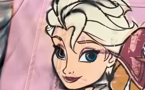 这件衣服你小闺女穿着可酷了。