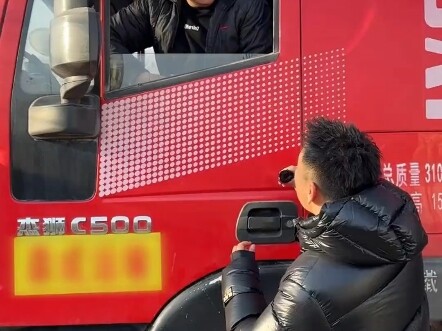 เปลี่ยนน้ำมันหนึ่งกล่องเป็นอาหารอร่อยที่สถานี Dengfeng อีกครั้งท้าทายเติมน้ำมันให้รถใหญ่ แท้จริงแล้ว