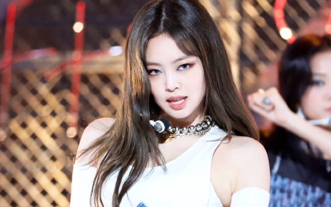 Live Shot from "Feng Shen": OMG, the sizzling, sexy JENNIE is back!!! So hot it’ll make your nose bl