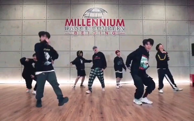 Nhà đỏ mà cũng hợp tác với nam cố rồi! Quá swag, tuyệt vời con yêu của mẹ, đúng là điểm tựa cho lưng