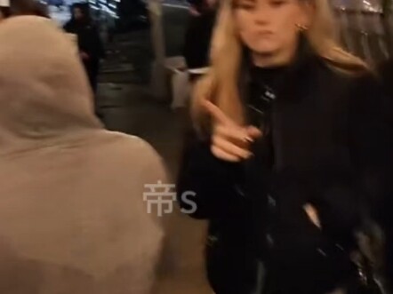 Sepuluh Menit Mendekati Tiga Puluh Wanita Dewasa