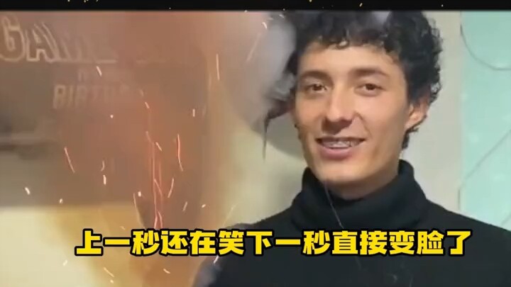 The younger brother is gradually losing his smile, hahaha!