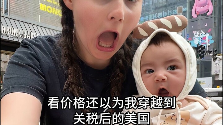 American mom takes her little goose to experience Wuhan bread for the first time