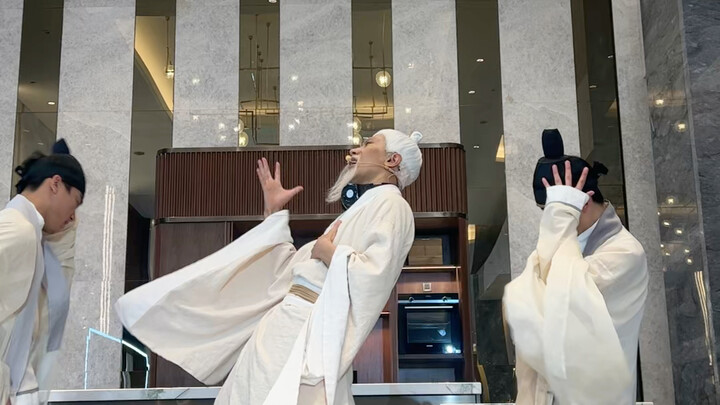 Bọn trẻ ở làng Nam lại đối xử với tôi như thế…