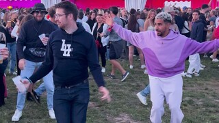 I imitate strangers' dance