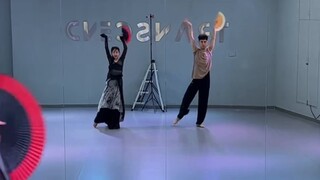 【باي باي باي】 نسخة رقص المروحة من أغنية "جي مينغ يويه" من مسلسل "يونغ ييه شينغ هيه"! هيا نرقص معًا