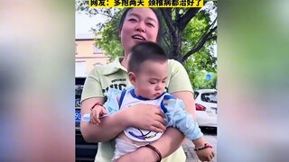 عندما يخجل الطفل من الغرباء، أول ما يفعله هو النظر إلى الوجه، وخالته الذكية تفادت الأمر بذكاء... بعد