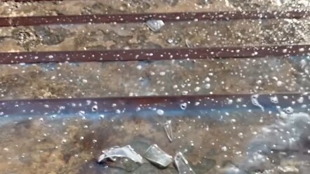 Khoảnh khắc giải tỏa áp lực khi lăn chai trên cầu thang