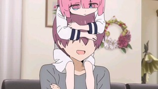 "The cute little sister who keeps hugging her daddy~"