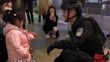The woman squatted on the roadside to film the Jiefang West special police officer who was fascinate