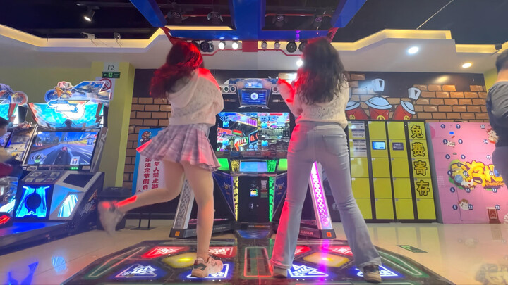 【Tôi không ngầu】Chị mặc váy ngắn vs em gái mặc quần jean – Đứng sau máy nhảy để lên máy!