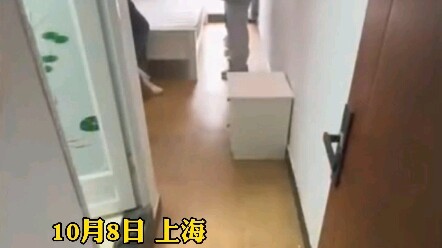 ثلاثة شباب يتشاركون غرفة واحدة لتوفير المال: فرق نوبات العمل بينهم يسمح لهم بالنوم في أوقات مختلفة!