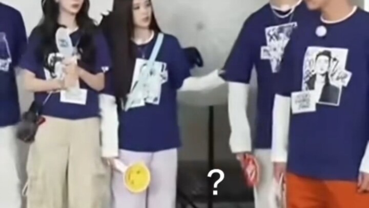 ไป๋ลู่มอมเมาผู้ชายและเหยียดผู้หญิง ขณะที่หนุ่มหล่อชงชาแสดงความยิ้มแย้มกระตือรือร้นต่อผู้ชาย ใส่เสื้อ