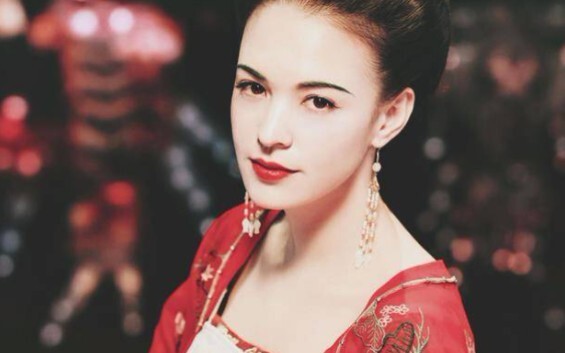 “这名场面是摄影师打了四层光才呈现出极致雍容华贵、盛世牡丹级别的美貌！这才是大唐风韵！”