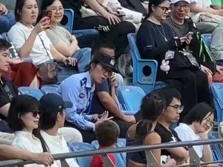 Full footage of a foreign woman causing a huge scene at the Shanghai tennis tournament; cheers erupt