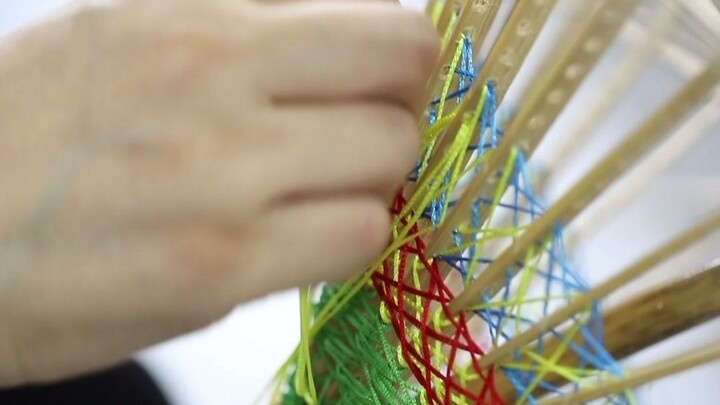 Chiếc ô giấy dầu cực ngầu, cực chất này, anh chàng mặc Hán phục chẳng thấy xao xuyến sao?