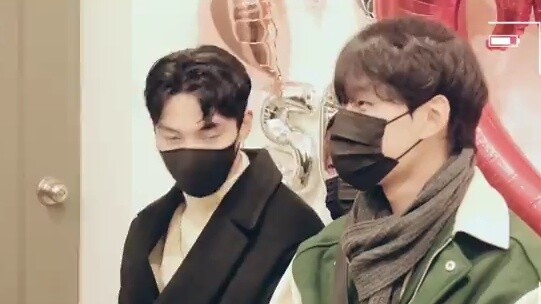 You want to see Jaehan do it on Yichan's lap, right?☞ Arrangement! Yichan! You rarely see your broth