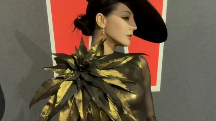 Bener-bener level supermodel—nggak heran cewek ini langsung jadi nomor satu di trending begitu muncu