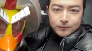 Rekaman di balik layar kolaborasi impian antara Wind Eagle Man dan Suspender Man. Orang pertama yang